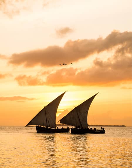 Croisière à bord d’un boutre au soleil couchant